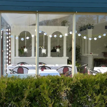 Ferienbungalow Mit Terrasse In Einem Kleinen Mit