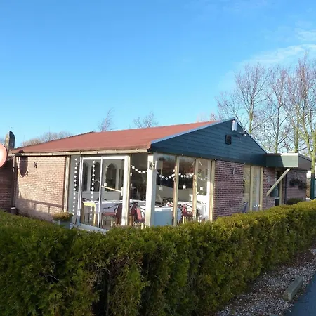 Ferienbungalow Mit Terrasse In Einem Kleinen Mit 펜션 *